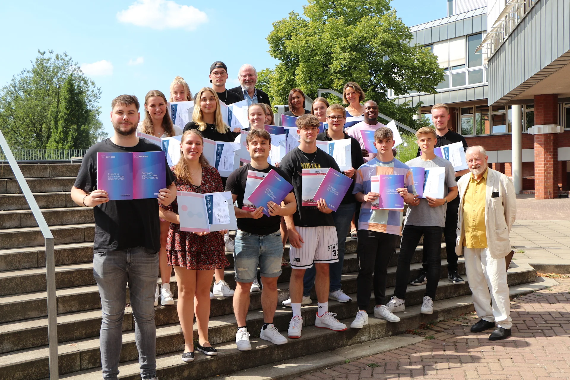 Gruppenfoto bei der Überganbe der Europässe und Zertifikate